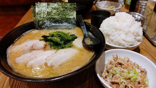 「特製ラーメン・大盛・コロチャー ￥1,300」@横浜家系ラーメン 銀家 川崎銀柳街店の写真