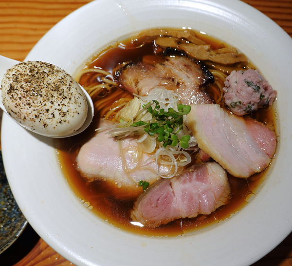 「特製醤油そば 1,280円 + 燻製胡椒味玉へ変更 50円」@麺処 篠はらの写真