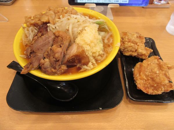 「豚二郎マシＭＡＸ（１２６５円）＋から揚げ２９７円」@二代目らーめん源之丞の写真
