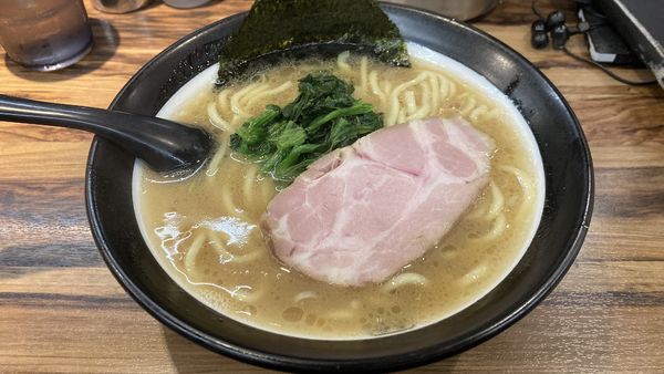 「ラーメン（太麺）」@豚骨醤油らーめん 誠屋 八幡山本店の写真
