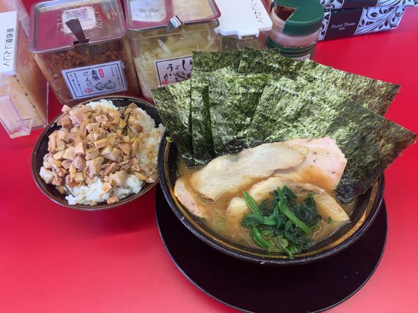 「ラーメン＋チャーシューまぶし＋のり＋トロチャーシュー」@家系ラーメン王道家直伝 との丸家 松飛台店の写真
