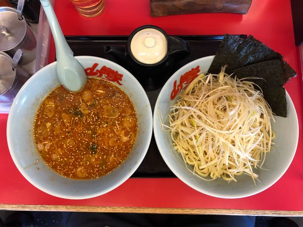 「辛味噌つけ麺＋味付白髪ネギ増し、コロチャーシュー（6個）増し」@ラーメン山岡家 谷田部店の写真