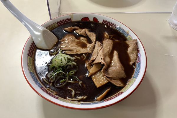 「しょうゆラーメン(蜂屋特製焦がしラード 濃い) 800円」@旭川ラーメン蜂屋本店の写真