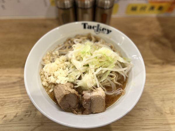 「らーめん(ニンニク少な目.アブラマシ)300円＊オープン記念」@Tackeyの写真
