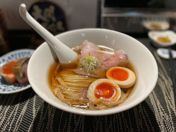 「津軽煮干し中華蕎麦（味玉入り）¥850」@酒肴場 屯の写真