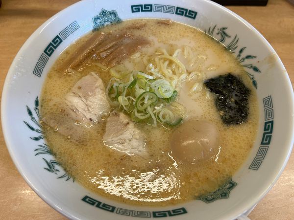 「大盛り味玉とんこつラーメン　麺硬め」@日高屋 北浦和東口店の写真