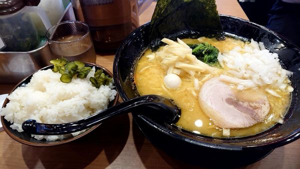 「ラーメン醤油730円 大100円×2 大ライス無料」@町田商店 川崎駅西口店の写真