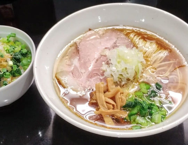 「醤油ラーメン(大盛)(ピリからネギ丼)」@麺処 たまりやの写真