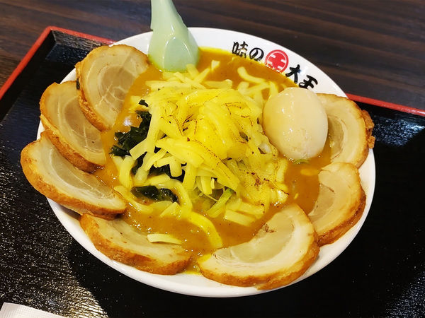 「カレーチャーシューラーメン（＋チーズ＋味玉）」@味の大王 総本店の写真