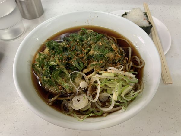 「春菊天そば430₊鮭結び130⁼560円」@深大寺門前そばの写真