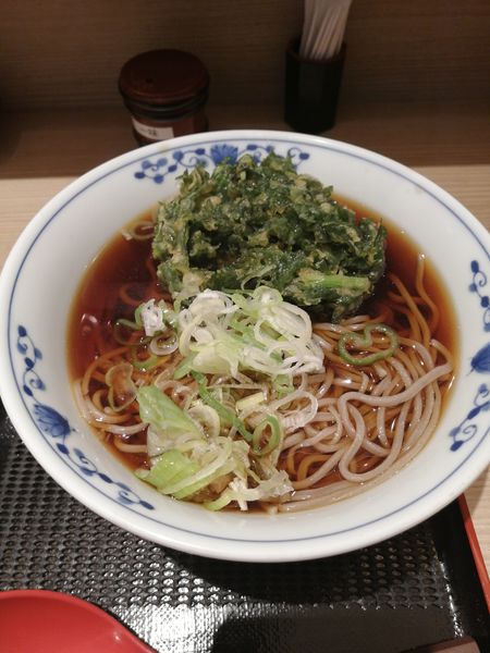 「春菊天ぷらそば　温　　520円」@SOBA DINING 凛や 大手町店の写真