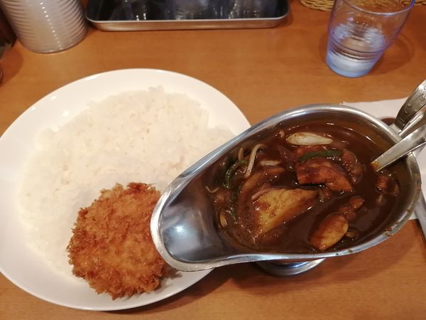 「チキンと野菜のカリー　850円　カニクリームコロッケ240円」@ジンコックの写真