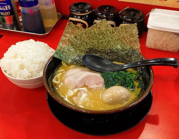 「味玉らーめん(醤油)「麺硬め油多め」」@横浜家系ラーメン 盛ト家の写真