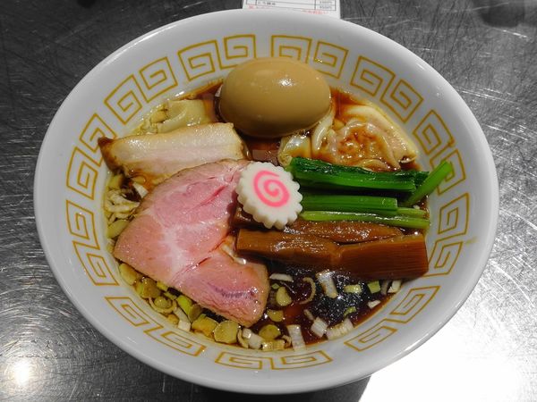 「中華そば：醤油（900円）＋マキシマムこい味玉＋ワンタン」@中華そば アンズノ木の写真