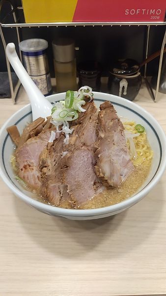 「背脂げんこつらーめん(大)+ﾁｬｰｼｭｰ2枚」@らーめん はな火屋の写真