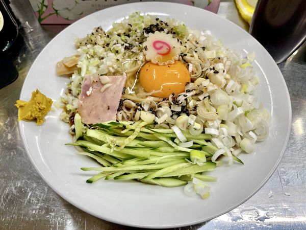 「サッポロ赤星２本＋チャシュー皿→冷し中華＋メンマ＋生卵＋葱」@中華そば みたかの写真