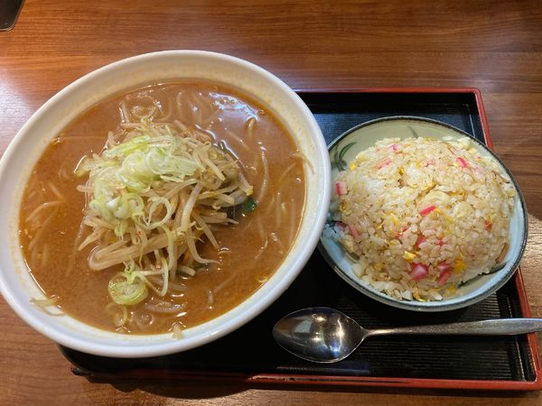 「みそラーメン半チャーハンセット 800円」@中華ダイニング いい田の写真