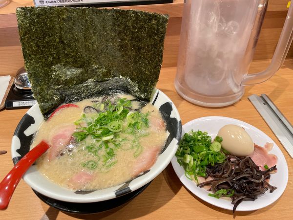 「白賀正 ぜんぶのせ」@神戸豚骨らーめん 賀正軒 三宮店の写真