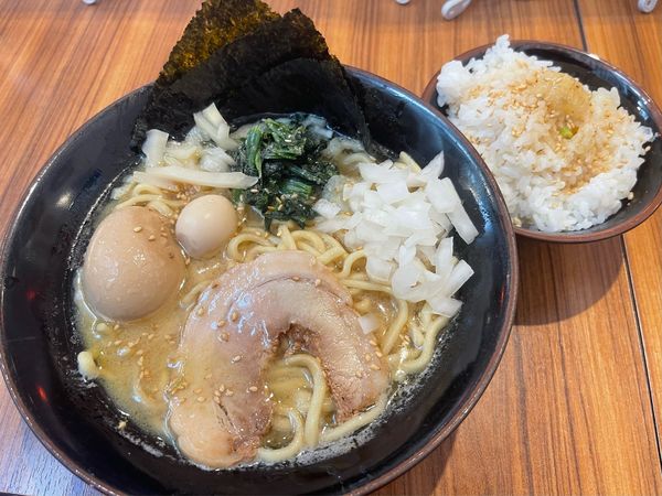 「ラーメン醤油＋ウィークリークーポン味付け玉子＋無料ライス」@横浜家系ラーメン 壱角家 越谷店の写真