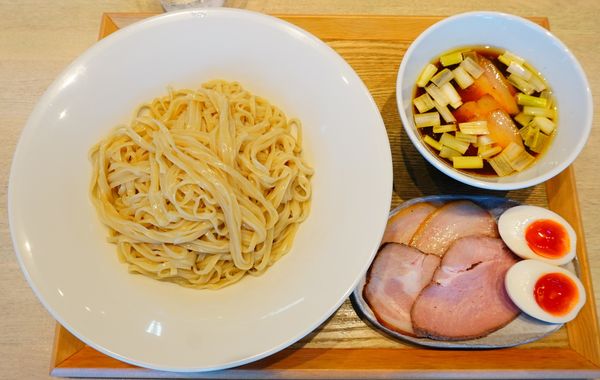 「【夏の限定麺】つけ蕎麦＜醤油＞＋大盛320g＋特製トピ」@宍道湖しじみ中華蕎麦 琥珀 東京本店の写真