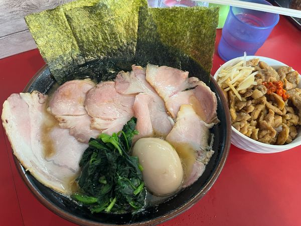 「中盛チャーシューメン+半熟たまご かしわ醤油バター丼」@横浜家系ラーメン 高松家の写真