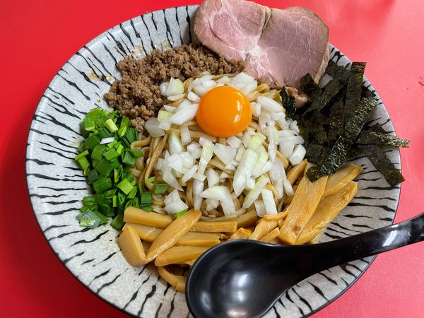 「まぜそば　大盛り　レアチャーシュートッピング」@鬼徹の写真