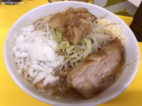 「ラーメン小 玉ねぎ 「ニンニクアブラ」(840円)」@ラーメンヒカリ 宇都宮店の写真