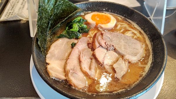 「黒醤油豚骨チャーシューめん」@横浜らーめん 源泉 海老名店の写真