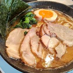 黒醤油豚骨チャーシューめん