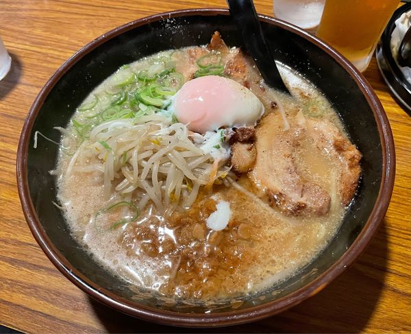 「豚骨醤油炙りチャーシューメン+瓶🍺 ￥990+Priceless」@らーめん ほくしん 片町店の写真