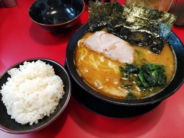 「ラーメン中盛（油多め）+ライス」@家系ラーメン 王道 神道家の写真