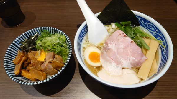 「煮干しそば（白醤油） 800円 + チャーシュー丼 450円」@寿製麺よしかわ 坂戸店の写真