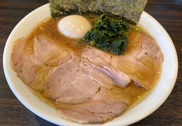 「六角家イズムライトチャーシュー 海苔 味玉 硬 多」@横浜らーめん 寿三家の写真