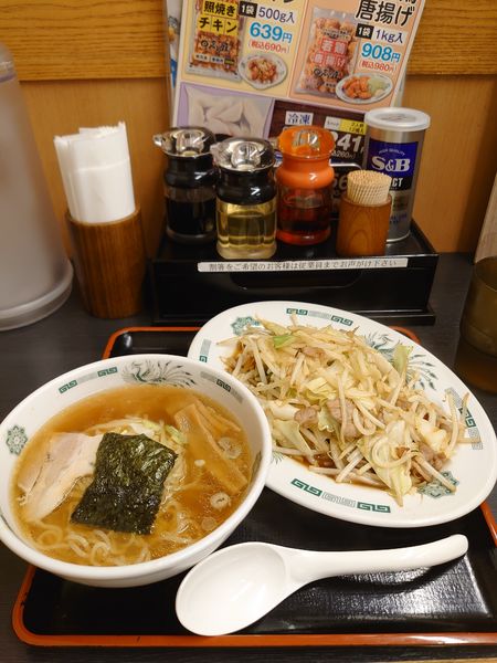 「半ラーメン+野菜炒め(620円)」@熱烈中華食堂 日高屋 大宮すずらん通店の写真
