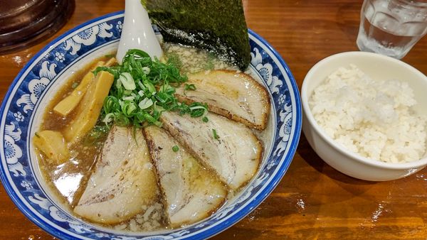 「炙り焼き豚らーめん+ライス」@麺屋いつきの写真