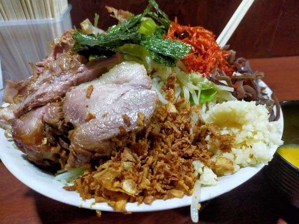 「冷やし中華・大600・生卵（にんにく・辛海老）」@D麺の写真