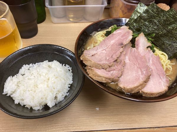「チャーシューメン大(カタメコイメオオメ)+無料ライス」@横浜らーめん 武蔵家 池袋店の写真