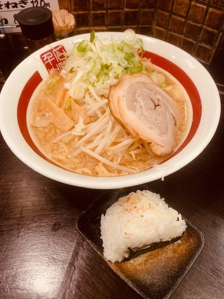 「らーめん720円　ねぎ110円　塩むすび80円」@千石自慢ラーメン 西巣鴨店の写真