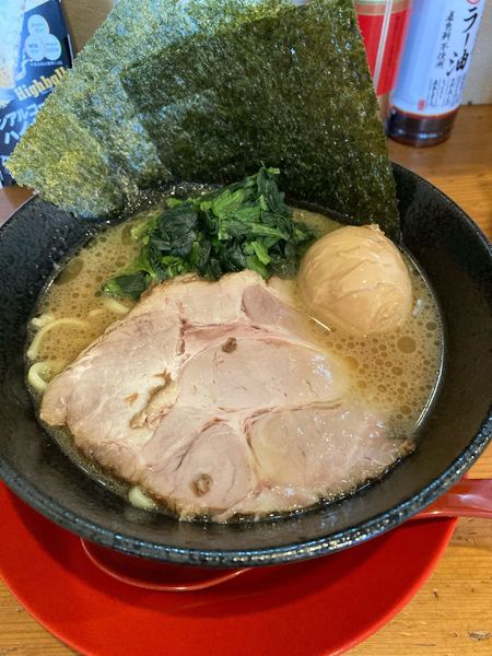 「家系醤油ラーメン（麺固め）+ほうれん草+くずれ玉+ライス」@家系ラーメン 海鮮丸の写真