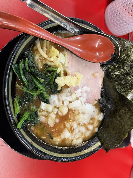 「ラーメン750円＋玉ねぎ100円」@IEKEI_TOKYO 王道家直系の写真