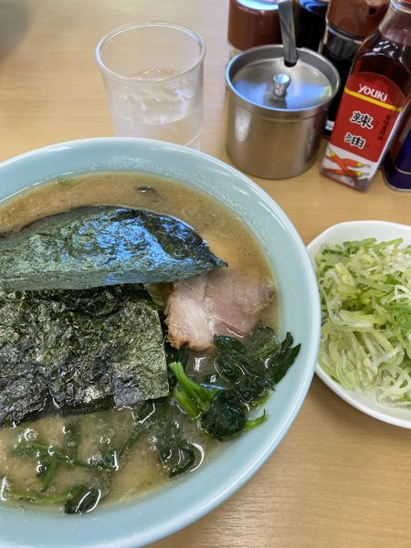 「ラーメン（中）＋ネギ皿」@ラーメン大将 本店の写真