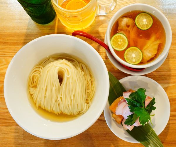 「濃厚清湯 白醤油つけ麺＋おまかせ三種盛り＋ハートランド×2」@自家製麺 くろ松の写真