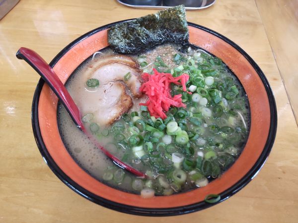「とんこつラーメン 青ネギ」@らーめん たつ 小手指店の写真