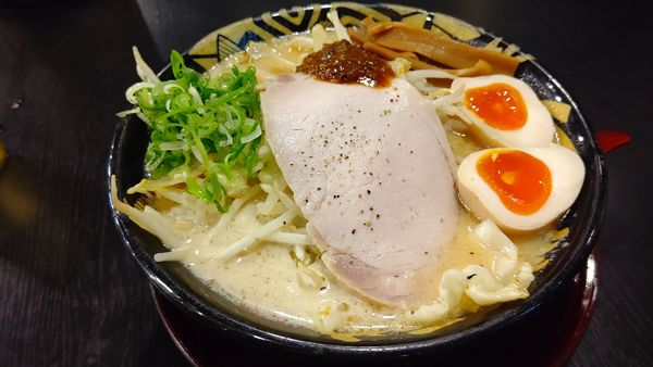 「味玉たれ味噌らーめん８８０円＋税」@ハルピン味噌らーめん 雷蔵の写真