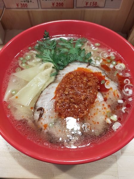 「赤丸塩らー麺」@横濱 本丸亭 新橋店の写真