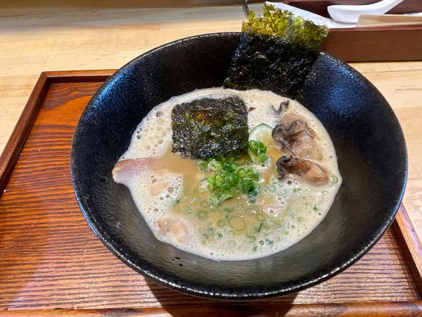 「牡蠣白湯ラーメン」@牡蠣と肉たらし ビストロAKIRAの写真