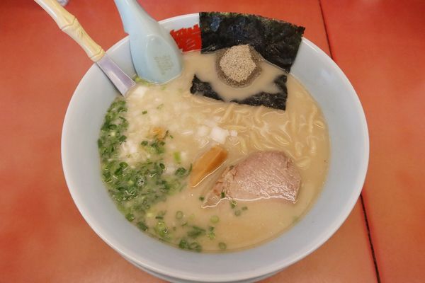 「【期間限定】煮干し豚骨ラーメン850＋煮干し粉末30」@ラーメン山岡家 大口店の写真