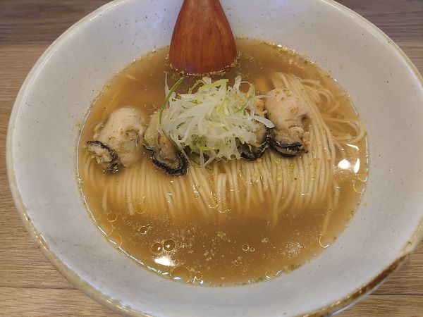 「ぶどう山椒と牡蠣の塩蕎麦」@中華蕎麦 麺とスープの写真