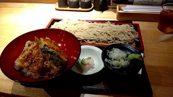 「キス天丼とそばのセット（８９０円）＋大盛（２００円）」@そば道 東京蕎麦styleの写真