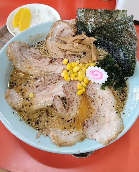 「炙り味噌とろチャーシューメン+半ライス」@ラーメンショップ 鷲宮店の写真